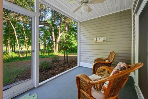 Ground-floor 3-bedroom condo with stunning golf course views, condo in Pawleys Island, USA