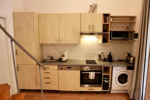 Goldcentral Apartment Gozsdu Studio - Tap to explore photos