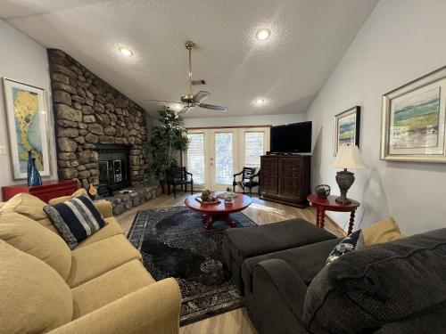 37CPD - Forest view, log-sided two bedroom, two bath condo on Lake Ouachita, Mount Ida