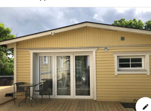 En Gäststuga i fina Duvbo (En Gaststuga i fina Duvbo) in 순드뷔베리