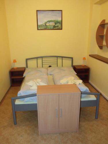 1 queen bed, 1 twin bed