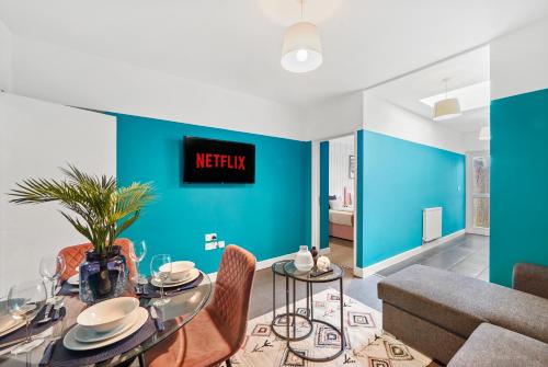 Sleek and Stylish Central Gem - Sleeps 18 Room Type - Six-Bedroom House
