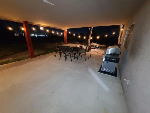 7 Bed Pool House, Las Vegas (photo 5)