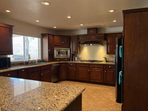 7 Bed Pool House, Las Vegas (photo 9)