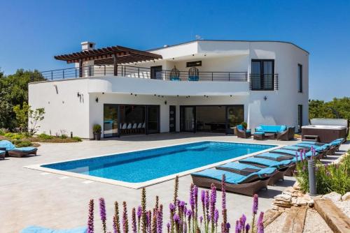 Beautiful Villa in a Spacious Estate, Vodnjan