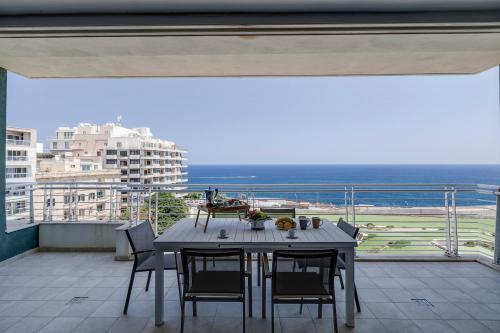 602 Sliema 3Bed seafront with Pool by Homely, Tas-Sliema