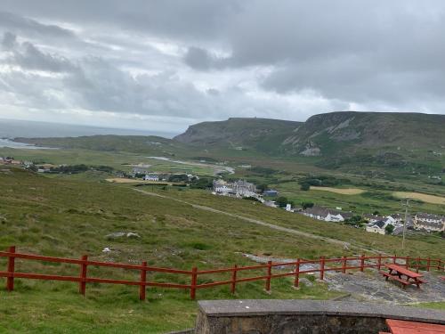 Apkārtne, House in the heart of the village in Glencolmcille