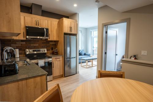 Konyha, Basecamp Suites Revelstoke in Revelstoke (Brit-Kolumbia)