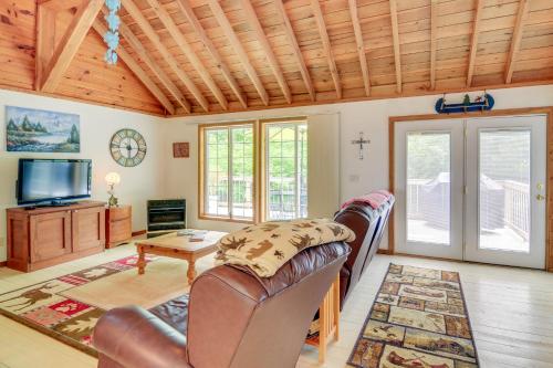 Tennessee Cabin Getaway Near Dale Hollow Lake! in Albanija (KY)