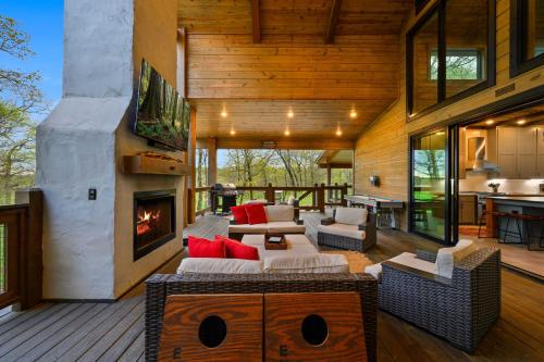 Secluded Creekside Cabin with Hot Tub and Fire Pit! in Broken Bow, USA