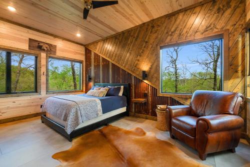 Secluded Creekside Cabin with Hot Tub and Fire Pit! in Broken Bow, USA
