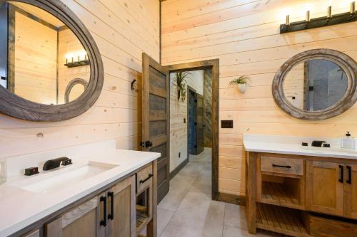 Secluded Creekside Cabin with Hot Tub and Fire Pit!