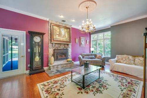 Shawnee on Delaware Home with Porch and Fire Pit! in East Stroudsburg, USA