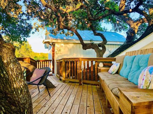 발코니/테라스, The Alexander at Creek Road Event Venue and Hotel in 드리핑 스프링 (TX)