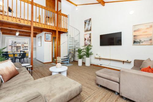 11 Cottesloe - steps from beach - sleeps 3, Perth