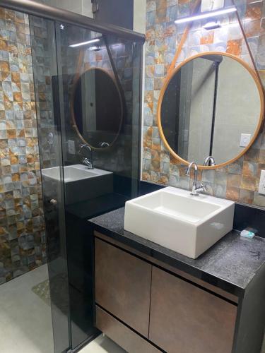 ห้องน้ำ, Apartamento lindo a 03 minutos da praia Enseada in เอนเซียดา