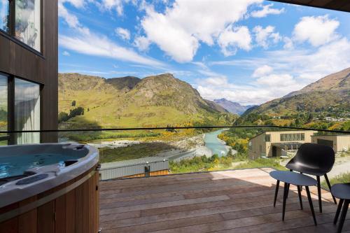 Stunning Mountain Views in Queenstown-Hot tub - image 4