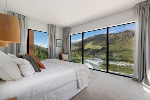 Stunning Mountain Views in Queenstown-Hot tub - image 5
