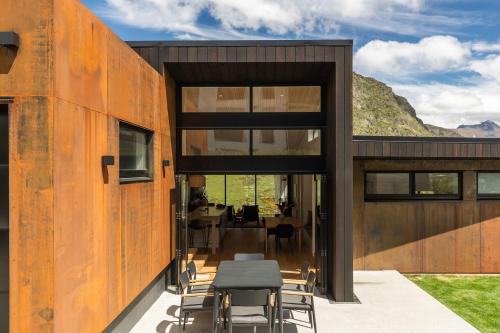 Stunning Mountain Views in Queenstown-Hot tub - image 2