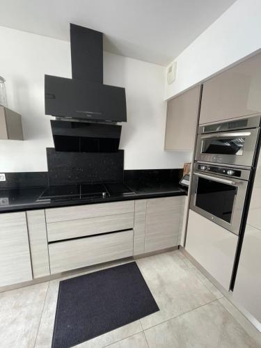 Villa avec piscine 35 min de Paris in Етоал