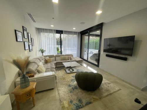 Villa avec piscine 35 min de Paris in Етоал