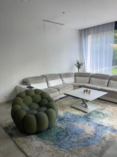 Villa avec piscine 35 min de Paris in Етоал