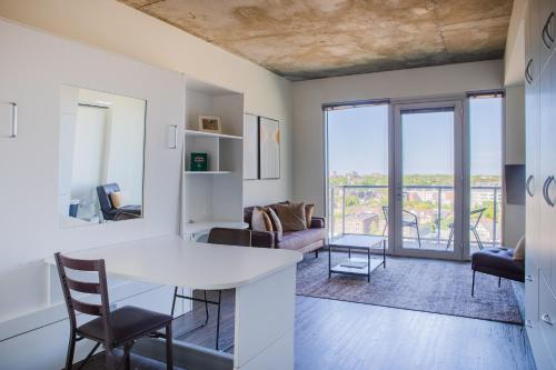 Flexhome East Side Studio UR1 BradySt Gym Balcony in Milwaukee, USA