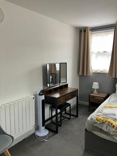 Picture of Lancing Apartments - Spacious 2 Bed - Sleeps 6 - Burnham Village