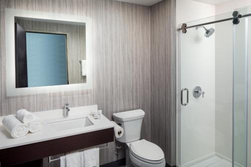 Standard King Room image 8