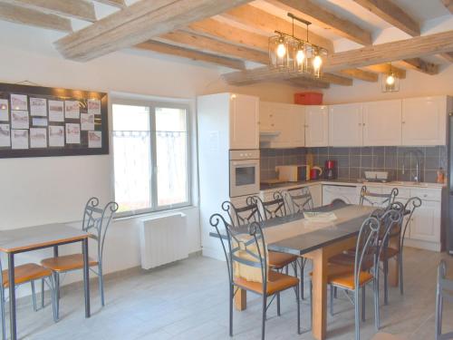 Maison Authentique avec Jardin et 14 Couchages près de la Forêt de la Charnie - FR-1-410-297 (Grande maison familiale avec jardin, terrasse et equipements de loisirs, proche foret de la Charnie ) in Chemiré-en-Charnie