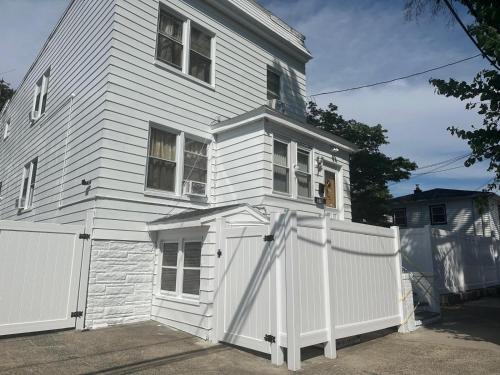 Divine Villa Guest House Harper Ave EWR AIRPORT PENN STATION NY NJ in Irvington, USA