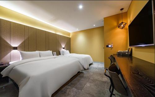 1 double bed, 1 twin bed