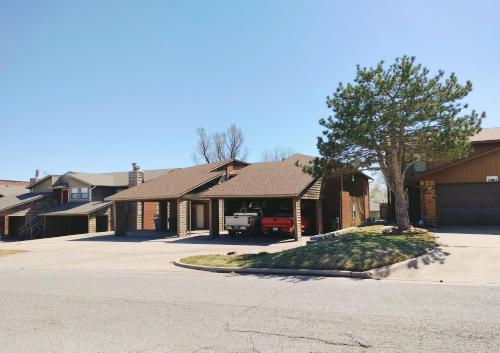 Golden Sunflowers Apt A1 Lawton ok in Lawton, USA