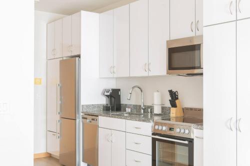 Flexhome East Side Studio R3 - Brady Fiserv Balcony in Milwaukee, USA