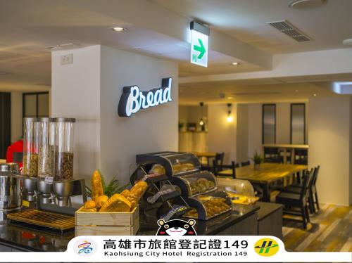 Watermark Hotel-The Harbour near Sun Yat-sen Nemzeti Egyetem