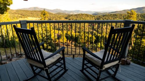 Bobcat Peak - Luxury Mountain Home - Hot Tub - Secluded - WiFi - Washer - Dryer - Amazing Views, Red River