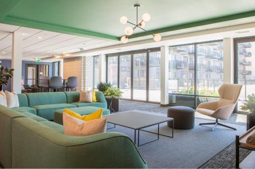 Flexhome East Side 1BR NO1 with Balcony, Pool, and Gym