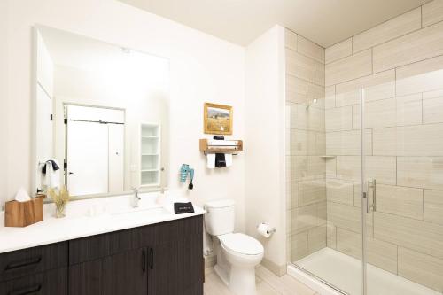 East Side Luxury 1BR Apt - Near Brady St with Balcony and Lounge - Sleeps 4 - Tap to explore photos