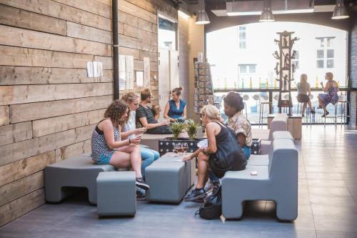 Pub/salon, De Draecke Hostel in Ghent