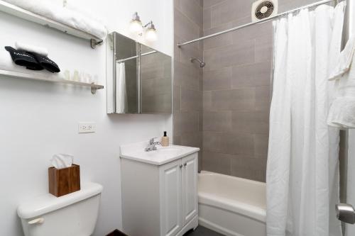 Flexhome Ukrainian Village 2BR D1 in Chicago, USA