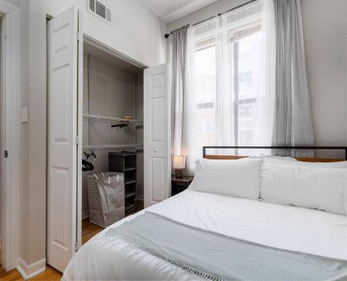 Flexhome Ukrainian Village 2BR D1 in Chicago, USA