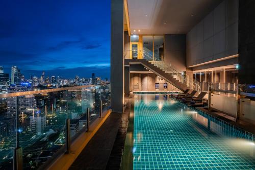สระว่ายน้ำ, โรงแรมโซลาเรีย นิชิเท็ตซึ กรุงเทพฯ  (Solaria Nishitetsu Hotel Bangkok) near สถานีรถไฟฟ้าอโศก