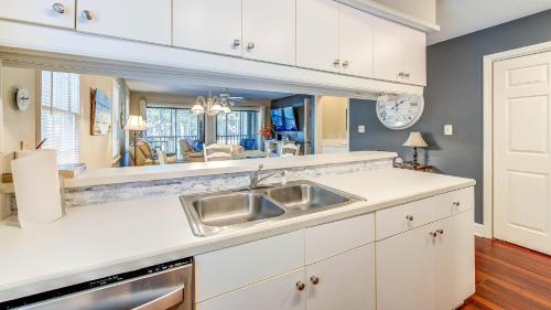 Come visit Our Lil Getawave condo in Pawleys Island, USA