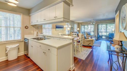 Come visit Our Lil Getawave condo in Pawleys Island, USA