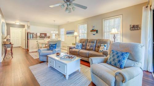 Come visit Our Lil Getawave condo in Pawleys Island, USA