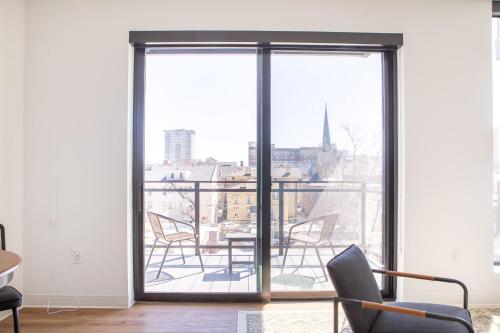 Flexhome East Side 1BR NO3 with BalconyPoolGym in Milwaukee, USA
