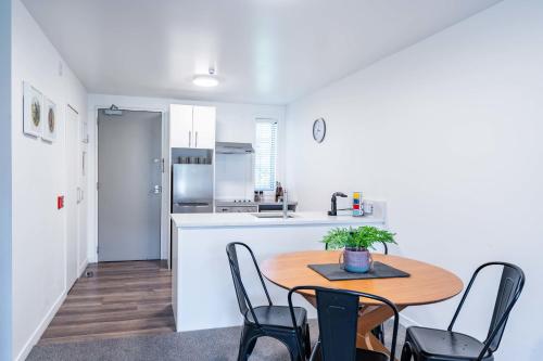 Central Apartment 111 - image 2