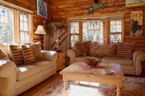 Dwyers Den - Satellite - Wood Burning Fireplace - Washer - Dryer - Semi Secluded - Grill - ATV Trailer Parking - Fire Pit - Kids in Red River, USA
