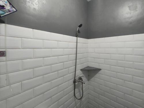 Bathroom, Puspiptek Residence Syariah Mitra RedDoorz in Setu