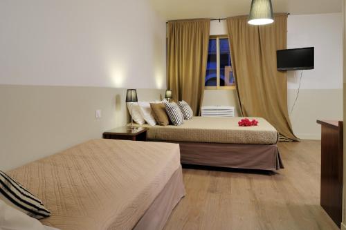 1 queen bed, 1 twin bed